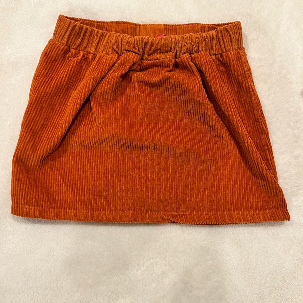🔆 Bundle items 6 for $30
Isaac Mizrahi girls corduroy skirt. - Picture 2 of 3